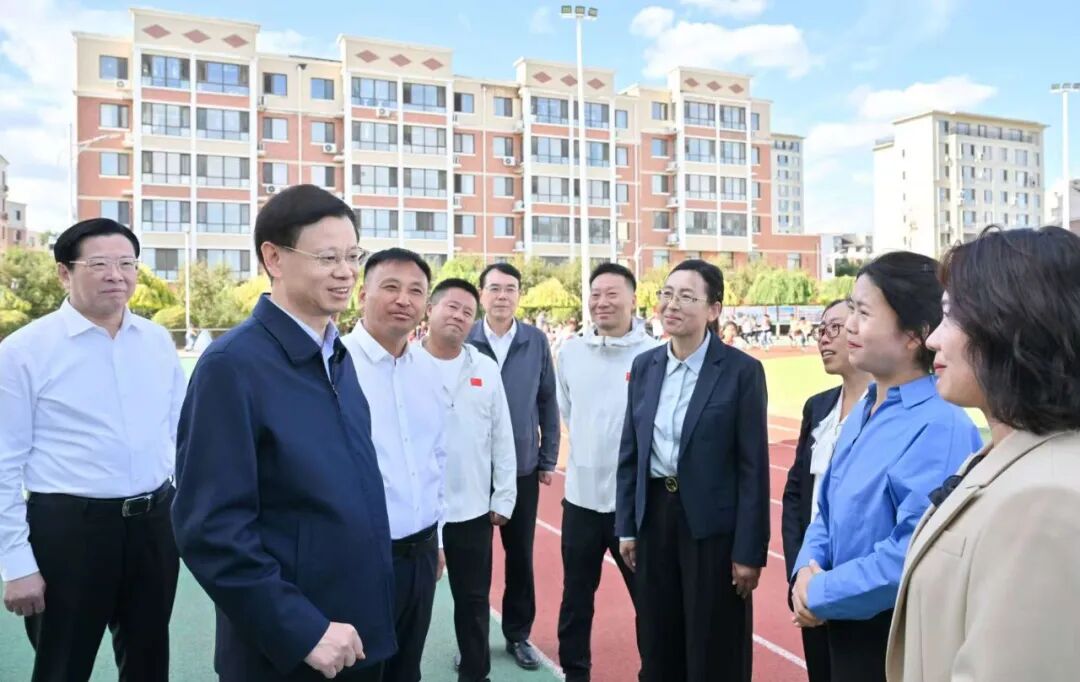 许昆林看望慰问教师