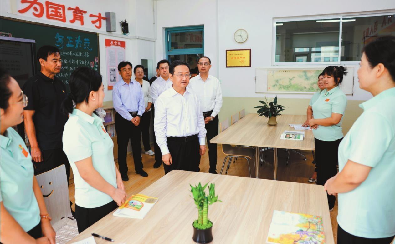 王新伟在看望慰问教师时指出 大力弘扬教育家精神 当好学生成长引路人